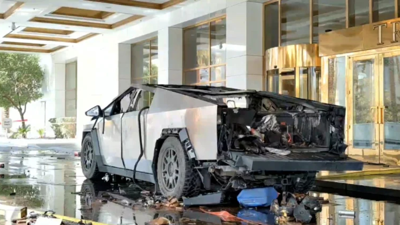 Şoke eden olay: Tesla Cybertruck bomba gibi patladı! 5 cybertruck