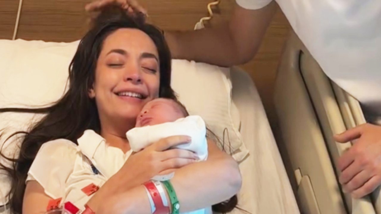 Zeynep Tuğçe Bayat ile Cansel Elçin oğullarına kavuştu: 'Hoş geldin Atlas' 6 498555