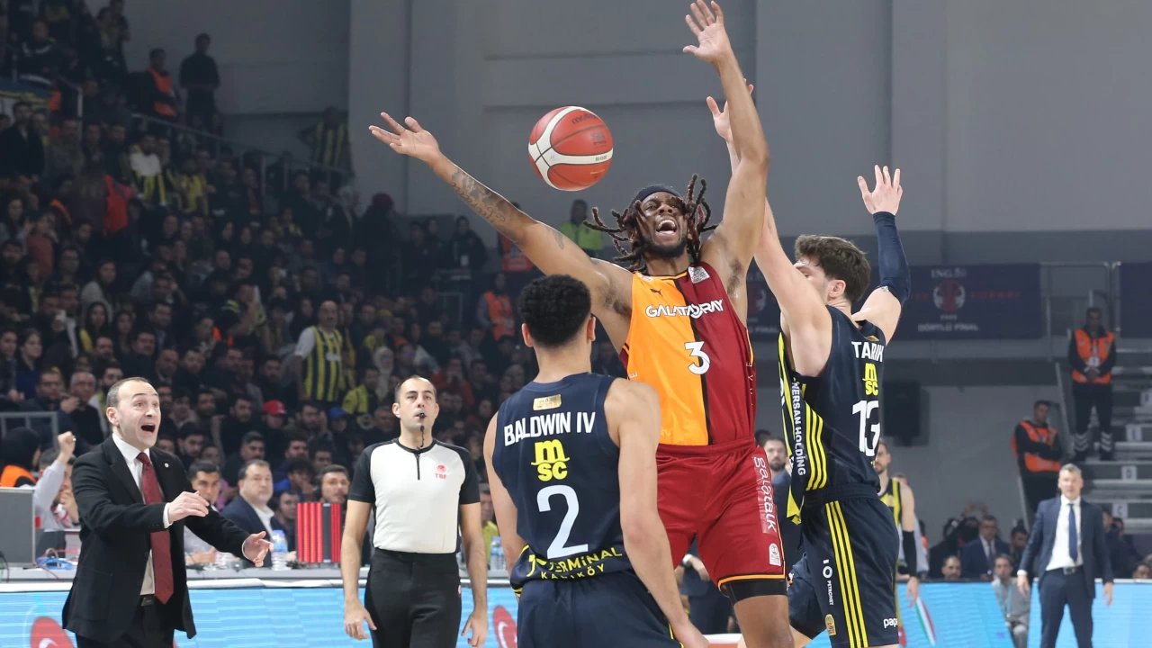 Basketbolda olaylı derbi; Fenerbahçe tribünleri çıkarıldı, derbi kaldığı yerden devam etti 1 500389