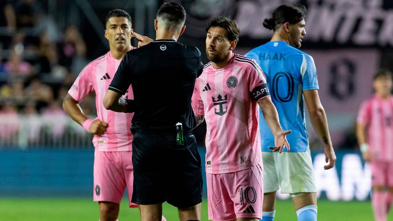 Messi ve Suarez'e "ense tutma" cezası 15 502364