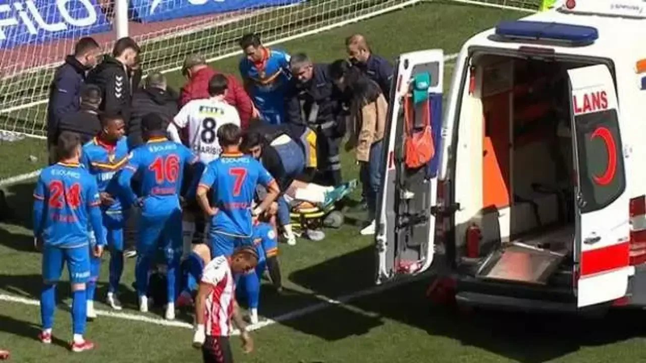 Süper Lig maçında endişe verici anlar! Ambulans sahaya girdi! 15 504394