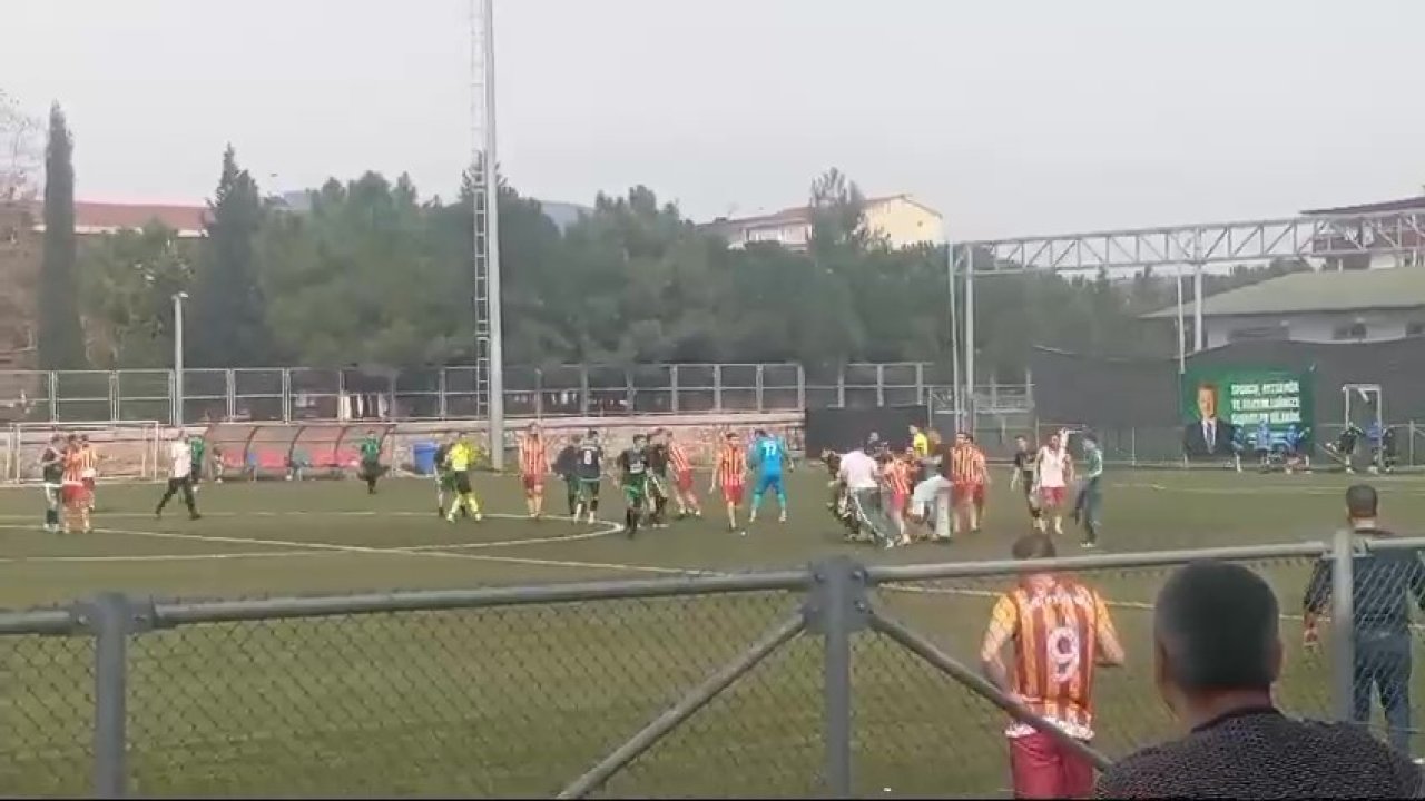 Futbol sahasında kavga: Tekmeler havada uçuştu! 2 507015