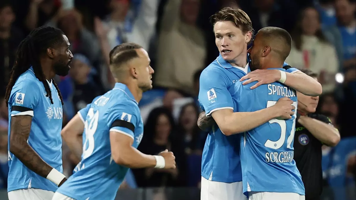 Napoli, Torino'yu 2-0 yenerek Serie A'da zirveye yerleşti 14 513516