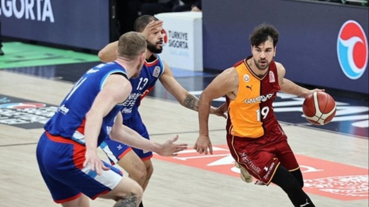Galatasaray Kayıp, Efes Uçuşta: Ligde Kartlar Yeniden Dağıtılıyor 1 518387