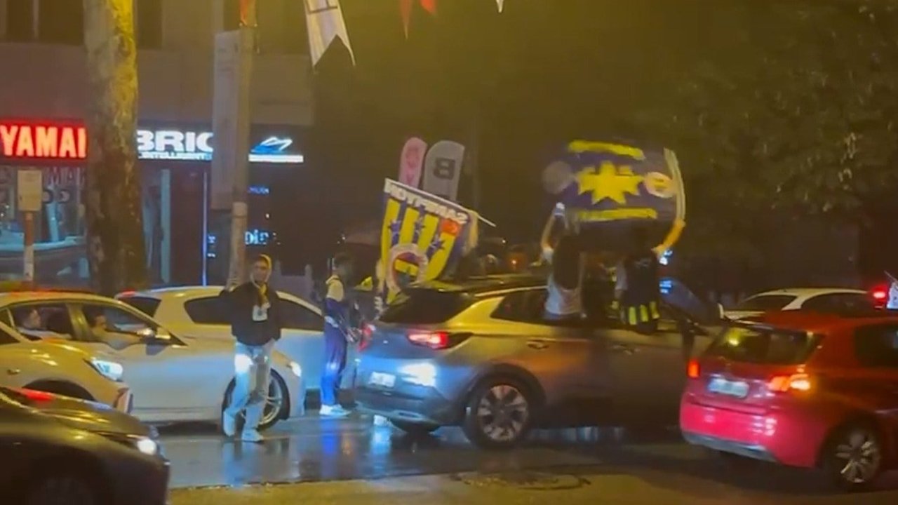 Fenerbahçe Beko şampiyonluğunu ilan etti, taraftarlar sokakları coşkuyla doldurdu 42 519121