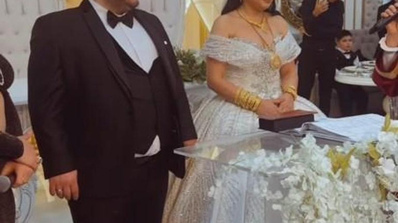 Murat Övüç’ün yıllardır gizlenen eski eşi ortaya çıktı: Düğünde altın yağmuru estirdi! 35 519217