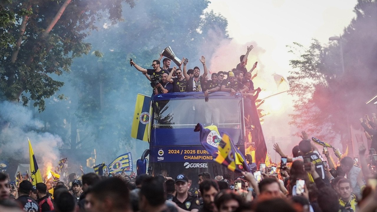 Fenerbahçe Beko, EuroLeague zaferini binlerce taraftarla Bağdat Caddesi’nde kutladı! 25 519538