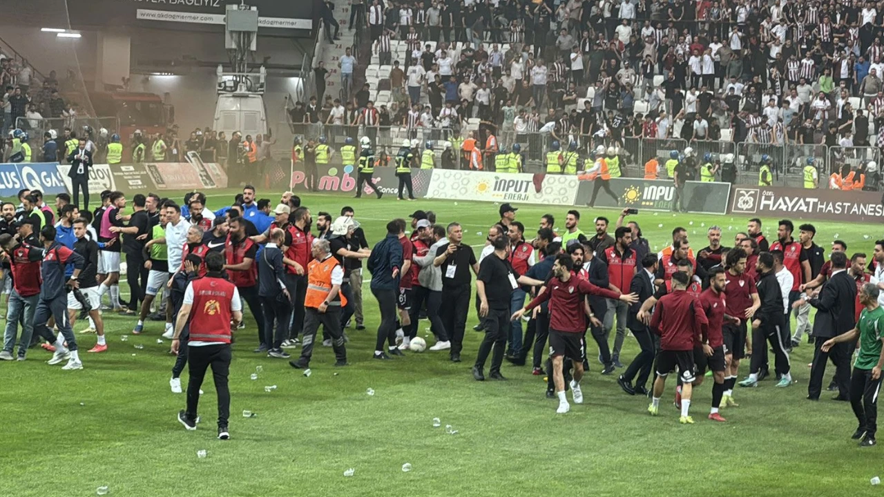 TFF'den Elazığspor-Vanspor maçı için disiplin sevkleri: Olaylar PFDK'ya taşındı 8 519580