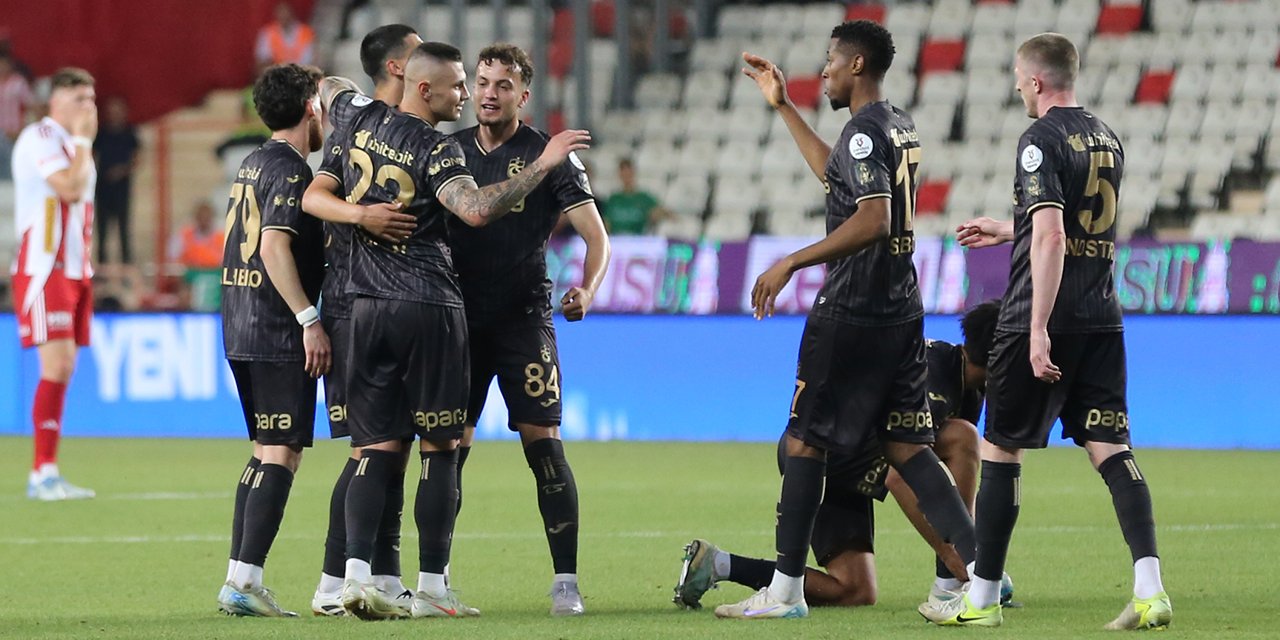 Trabzonspor, Antalyaspor’u 2-0 deplasmanda yenerek sezonu galibiyetle kapattı 8 520300