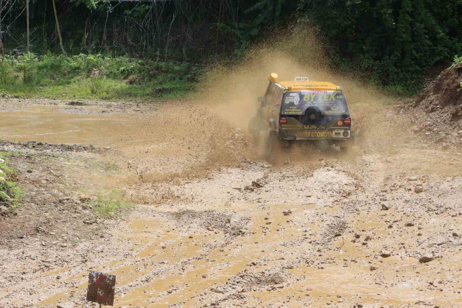 Rize'de Off-Road Heyecanı: Zorlu Parkurda Kıyasıya Mücadele! 6 524795