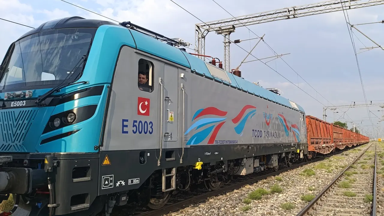 Yerli elektrikli lokomotif ilk seferini tamamladı 5 E5003 1.webp