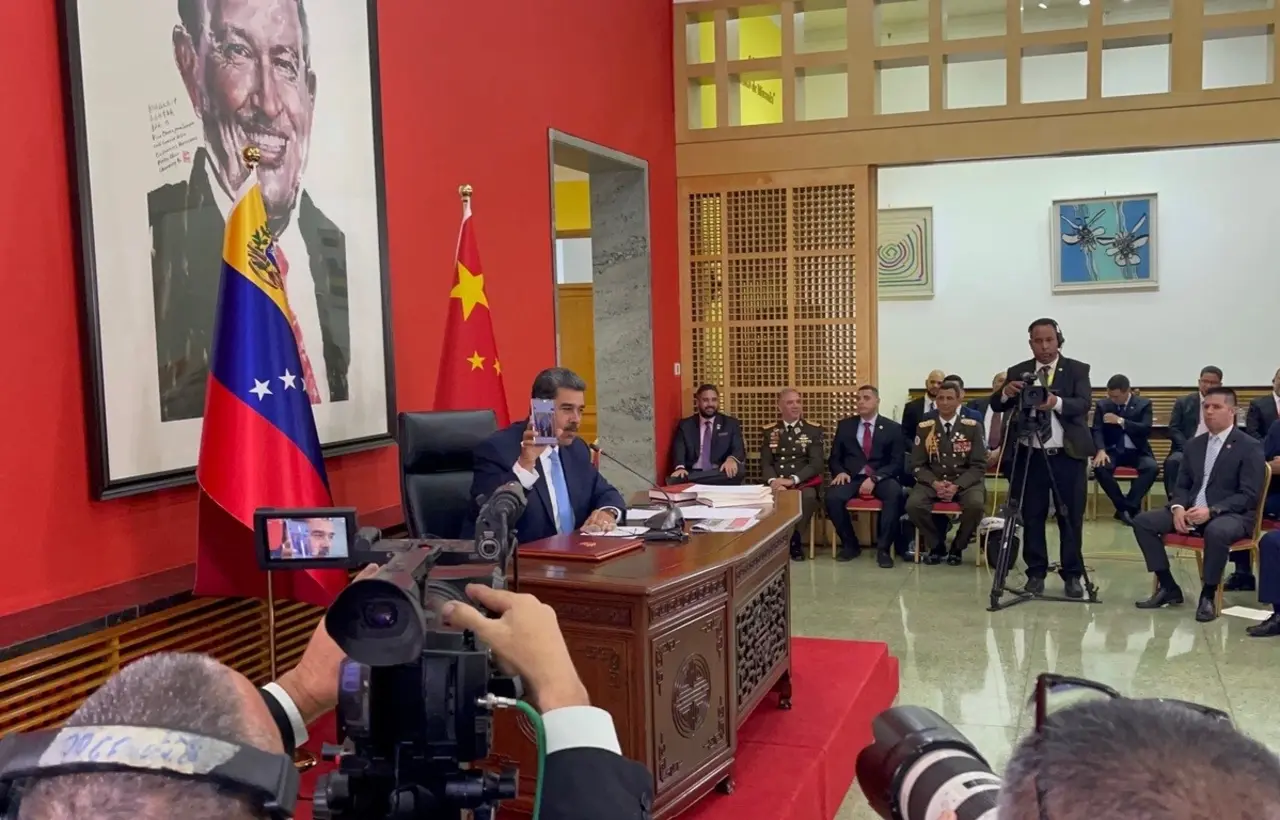 Venezuela Başkanı Maduro, Huawei telefonu övdü 20 Nicolas Maduro Huaweiye ovgule.webp