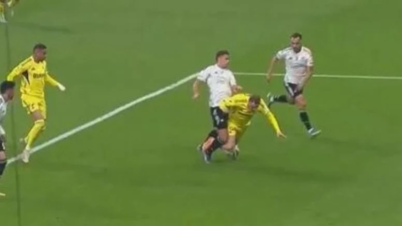 Fenerbahçe Derbide Penaltı İtirazları! 3 548081