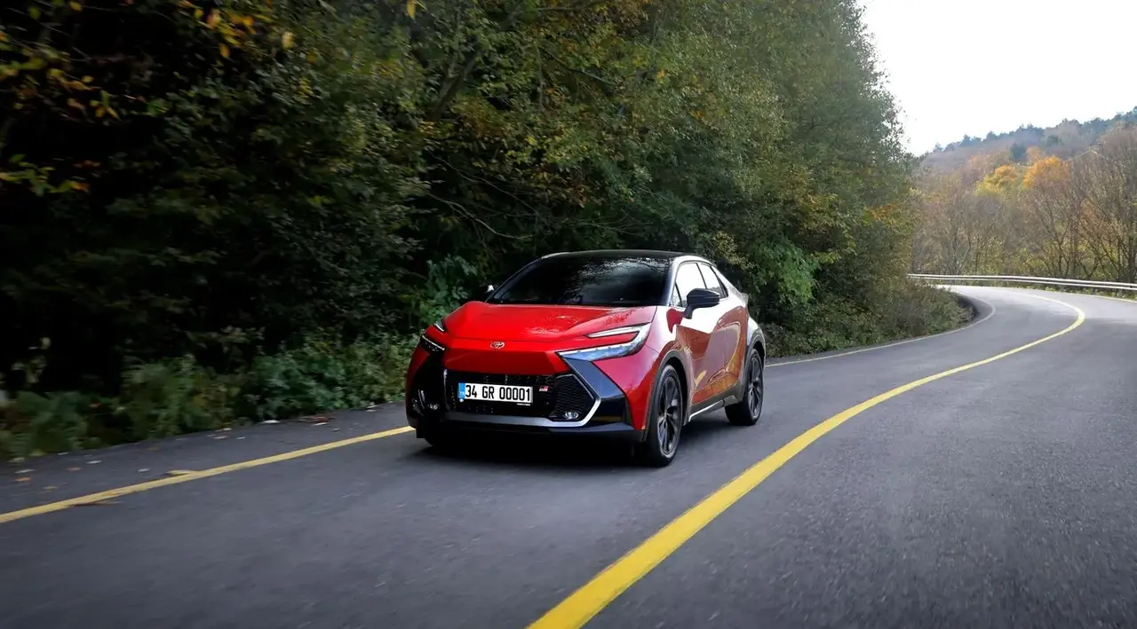 Toyota için Apple Car Key Desteği yolda! 8 Yeni Toyota C HR Hybrid GR SPORT.webp