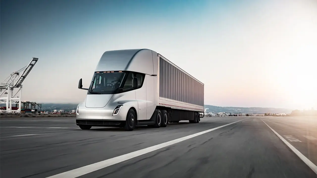 Tesla Semi İki Farklı Modelle Yollara Çıkıyor 1 Tesla Semi.webp