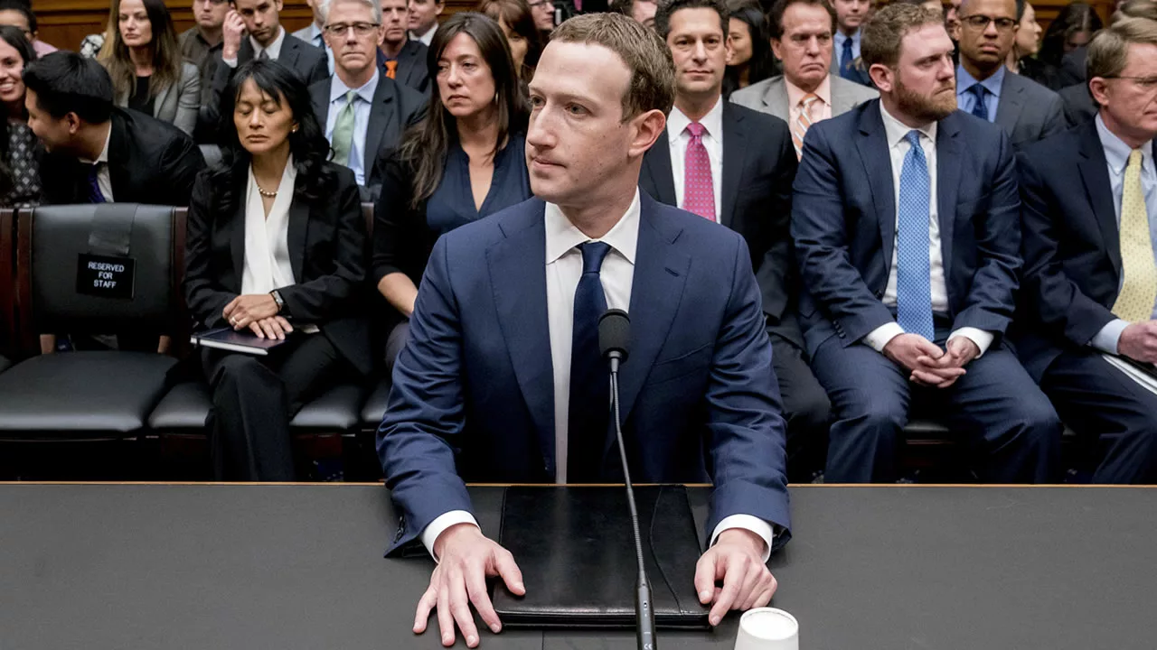 mark zuckerberg mahkemeye cikti gozlukleri olay oldu.webp