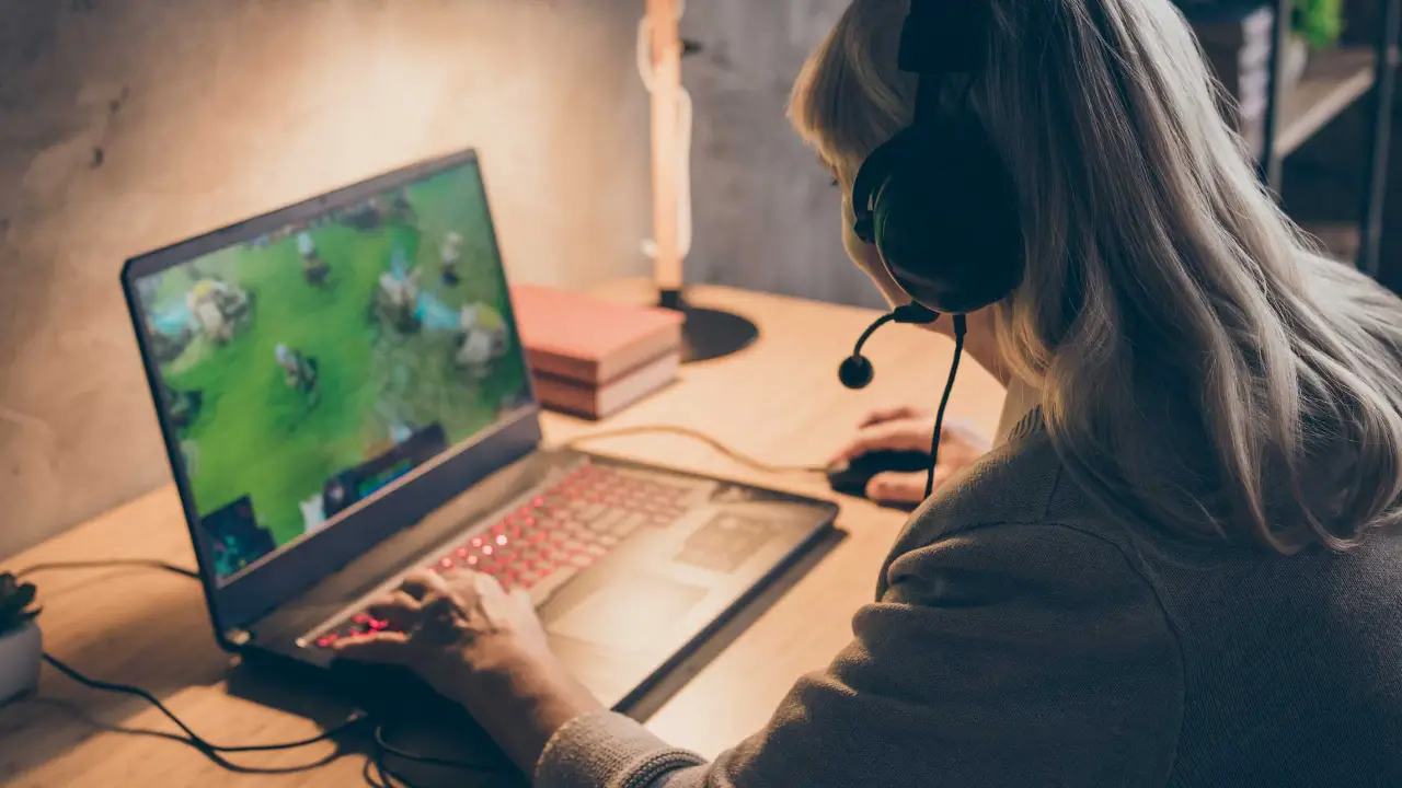 91 Yaşındaki Kadın Polis Baskınını Oralı Olmadan Oyununa Devam Etti 2 91 yasindaki kadin gamer.webp