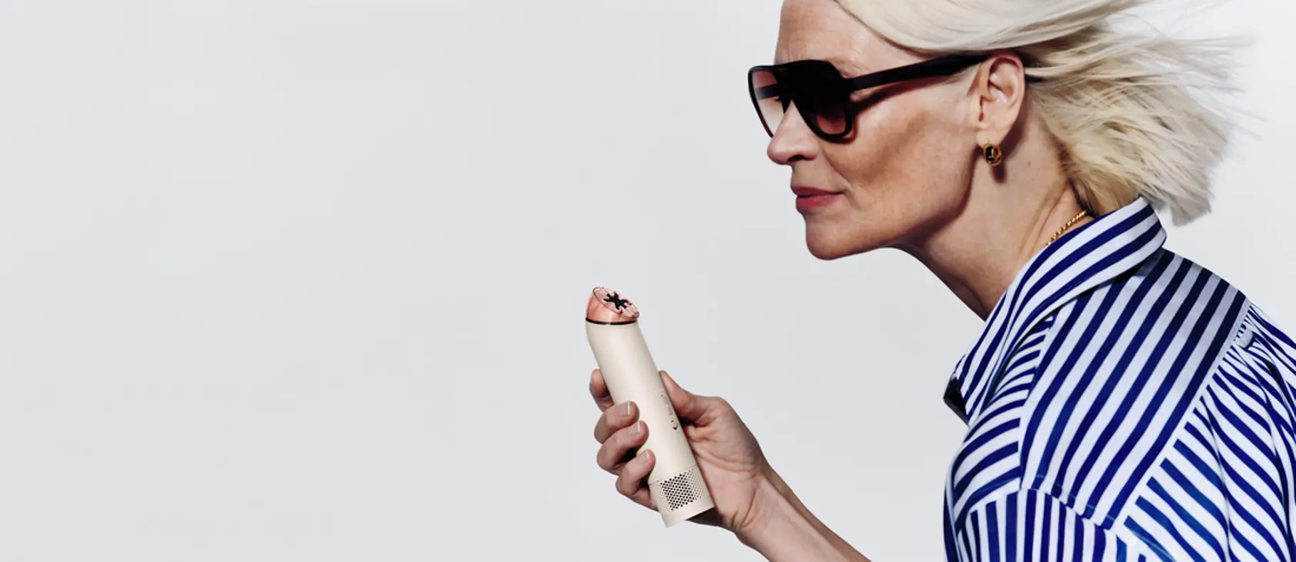 Dyson HushJet Mini Cool Fan ile Yaz Serin Geçecek 3 PF01 PPIBPITRCOR 037 RGB InUse Talent Woman Sunglasses SideOn A0 MONO.webp