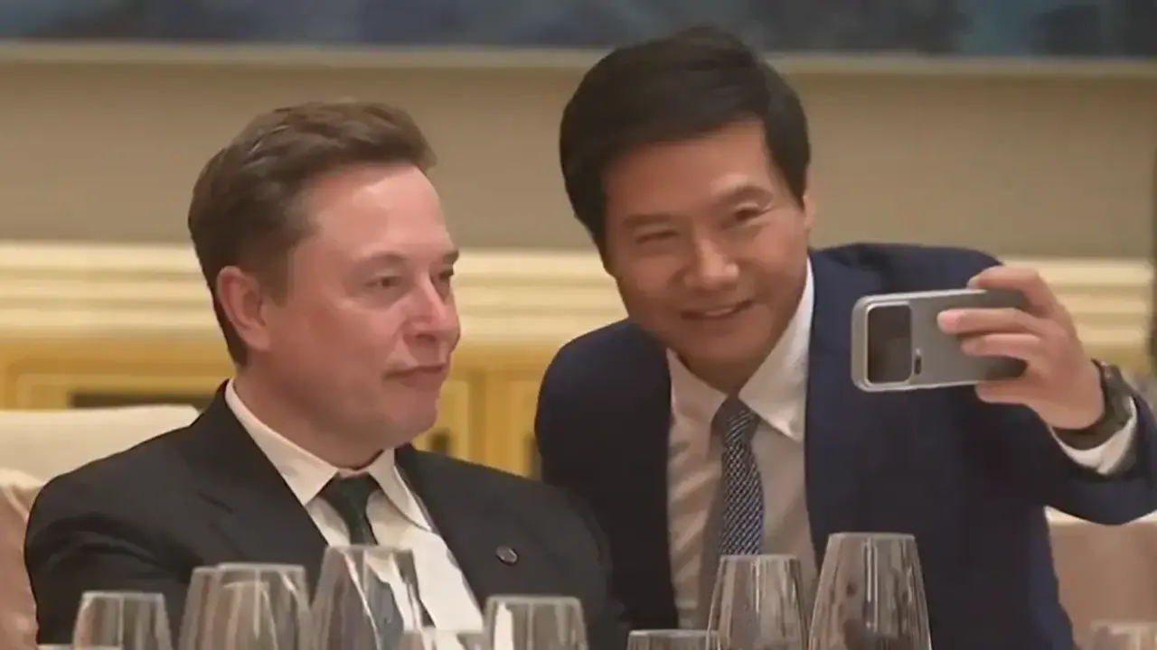 Xiaomi CEOsu Elon Musk Hayrani Cikti Selfie Cekilmek icin Yanina Kostu.webp