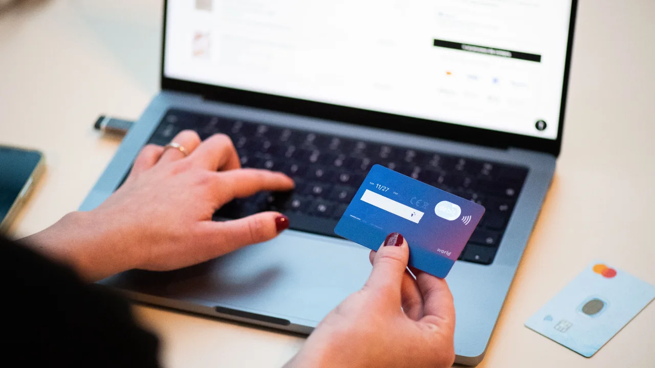 amazon urunlerin bir yil onceki fiyatlarini gosteriyor.webp