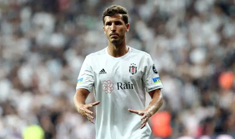 Beşiktaş'ta ayrılık kararı! Tecrübeli futbolcuyla yollar ayrılıyor 11 559799