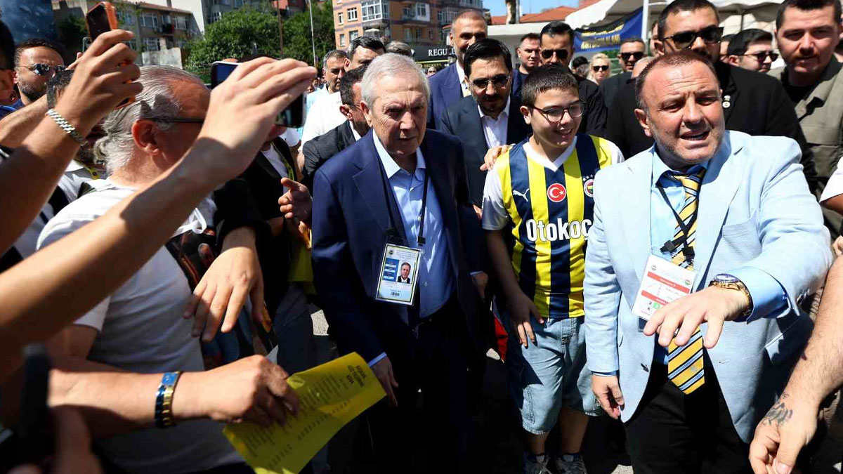 Hakan Safi para dağıtıyor, insanları para dağıtarak getirmişler 5 560168