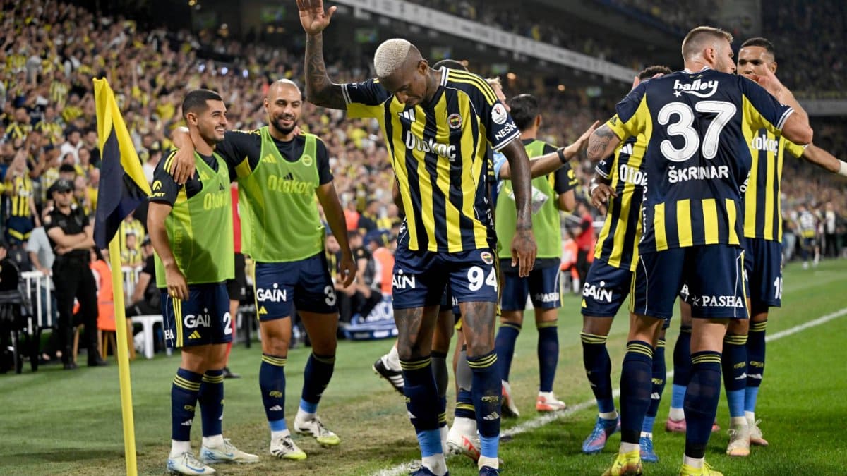 Fenerbahçe'de büyük değişim iddiası! 8 yıldız için ayrılık kararı 3 560276